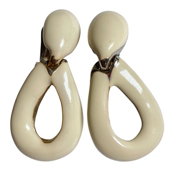 Vintage ICING Sensitive Ears Clip On Earrings White Cream Enamel Door Knocker - Picture 1 of 11
